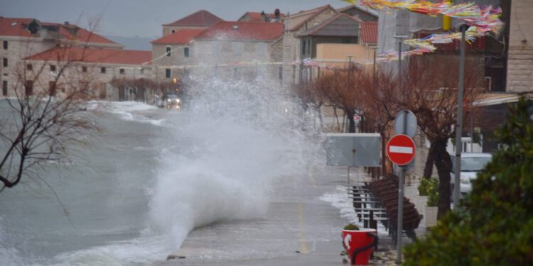 FOTO + VIDEO Svi žele prvi red do mora, samo se Kaštelani u prvom redu hvataju za glavu kad je jugo