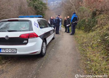 FOTO/VIDEO Kuti kod Mostara: Sud zabranio mještanima dolazak na vlastitu zemlju, susjedi blokiraju prolaz deminerima