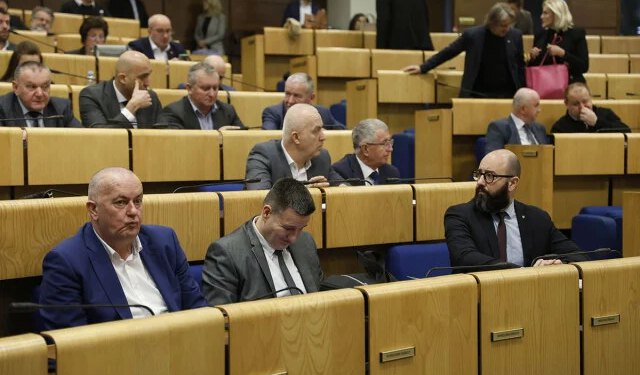 Federacija BiH ima rekordan proračun, ali i zaduženje. Zastupnici upozoravaju na grčki scenarij