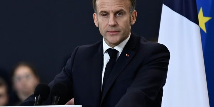 Francuski predsjednik Macron smije se ‘neuglednom’ stanju očiju tijekom vojnog obraćanja