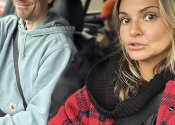 Gemma Gregory, djevojka bivšeg supruga Fearne Cottona, Jesseja Wooda, slavi njihovu ‘godinu ljubavi’ njegovom golom fotografijom u kadi – samo nekoliko tjedana prije nego što su otkriveni njegovi financijski problemi