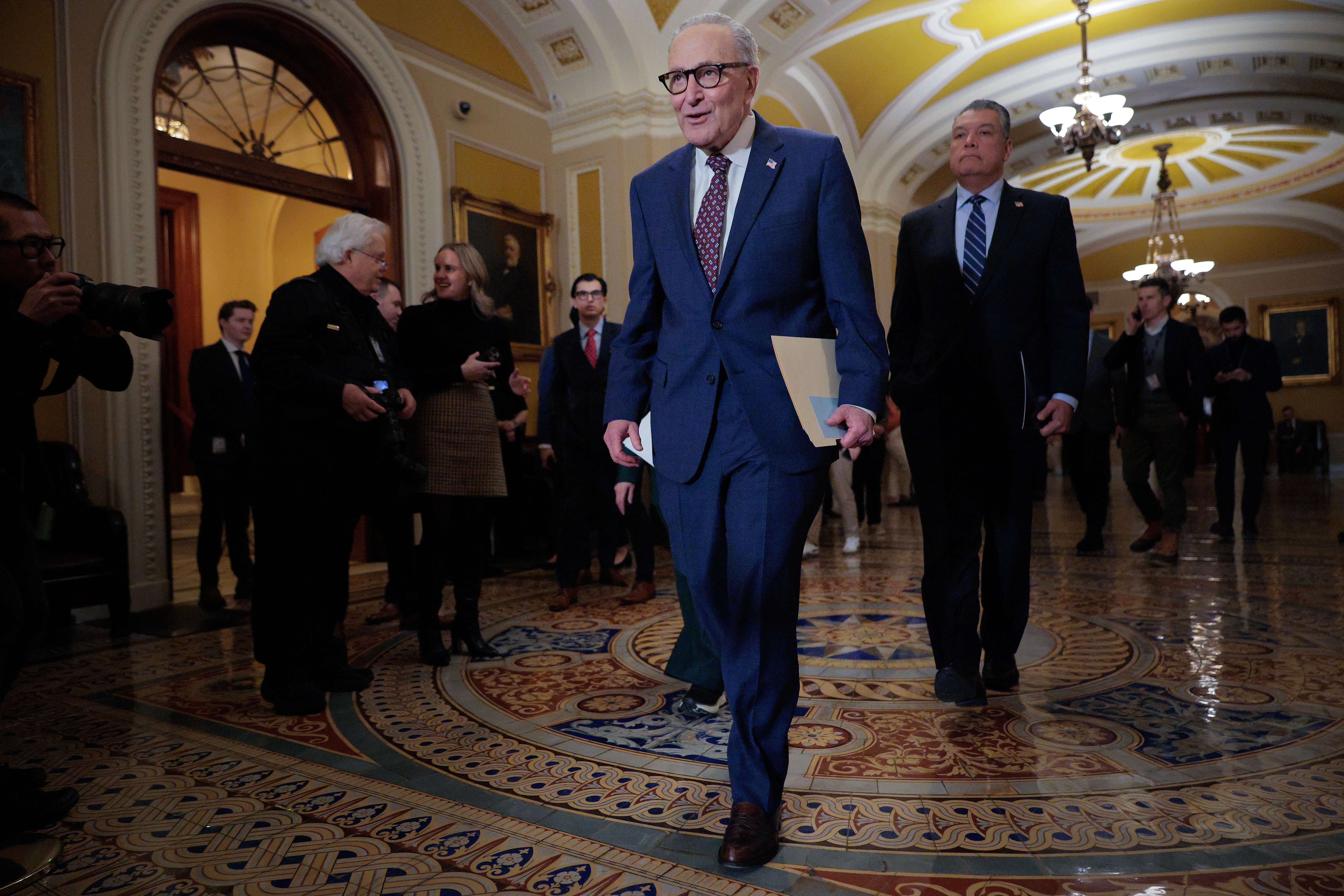 Vođa manjine u Senatu Charles Schumer (D-NY) i senator Alex Padilla (D-CA) pregovarali su o zaštitnim ogradama za ICE u prijedlogu zakona o financiranju Domovinske sigurnosti.