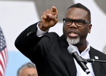 Gradonačelnik Chicaga Brandon Johnson potpisuje izvršnu uredbu usmjerenu na agente ICE-a