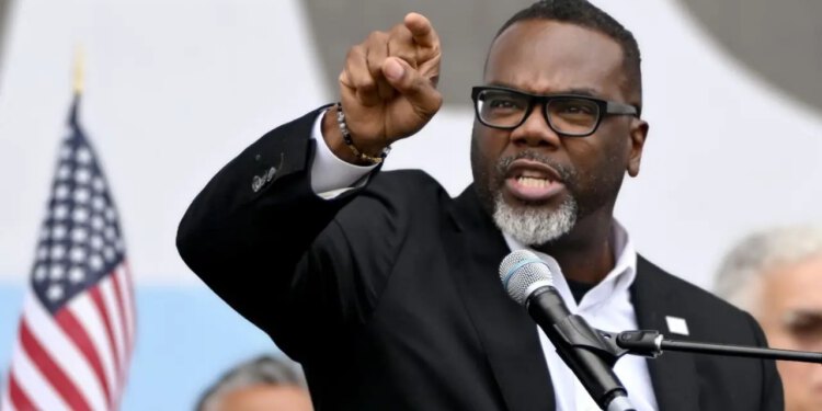 Gradonačelnik Chicaga Brandon Johnson potpisuje izvršnu uredbu usmjerenu na agente ICE-a