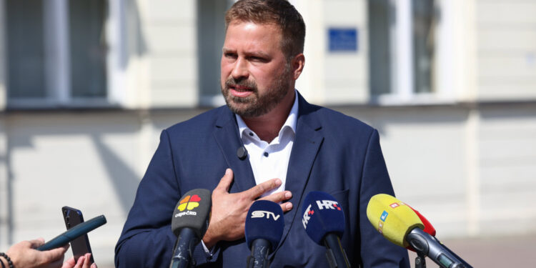 Gradonačelnika Đakova optužili za uznemiravanje i neprofesionalnost: Stigao im odgovor