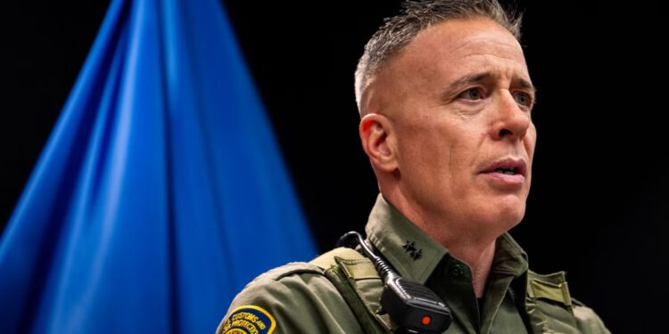 Greg Bovino uklonjen je s dužnosti granične patrole i ‘očekuje se da će uskoro otići u mirovinu’ nakon ubojstva Alexa Prettija, kaže izvješće