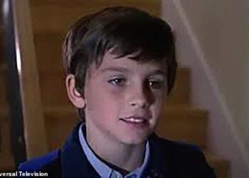 Hollywoodski srcolomac izgleda neprepoznatljivo kao mršavi tinejdžer u svojoj debitantskoj TV ulozi u Zakonu i redu… možete li pogoditi tko je on?