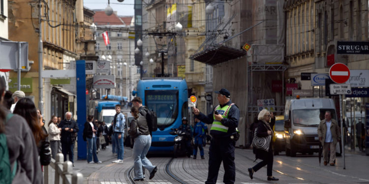 Hrvatu pukao film, zvao policiju pa dobio jezikovu juhu: ‘Ti si babaroga’