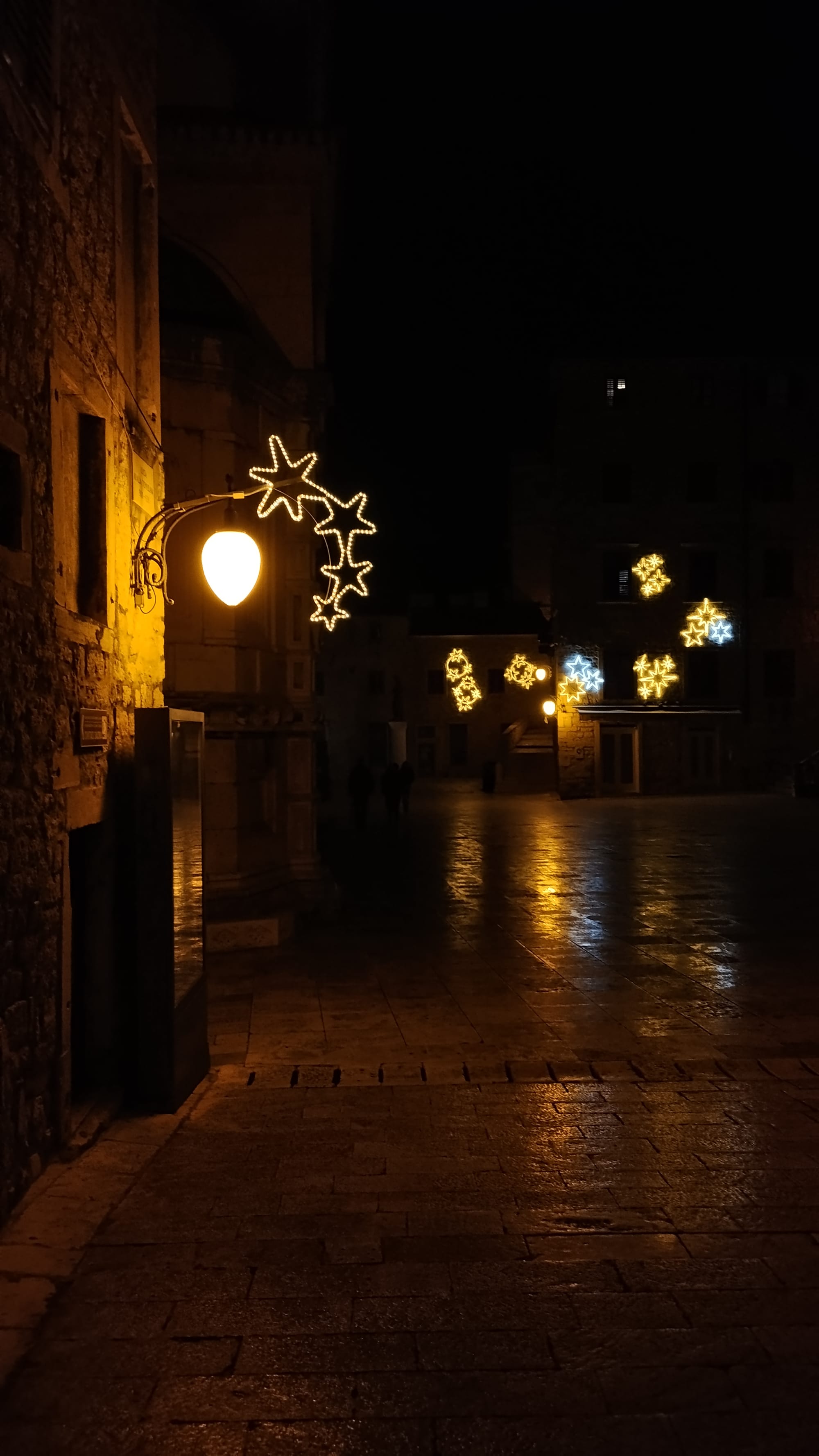 Druga strana šibenske medalje: "Da, čudo smo 65 dana, ali  ovako je ostalih 300 - Razvikanost se skupo plaća, a grad je prazan!"