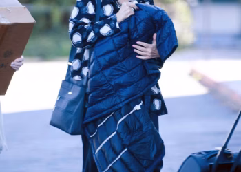 Ikona policijske drame iz 80-ih koja je proglašena ‘najljepšom ženom na TV-u’ izgleda glamurozno sa 69 godina na rijetkom izletu u LA-u