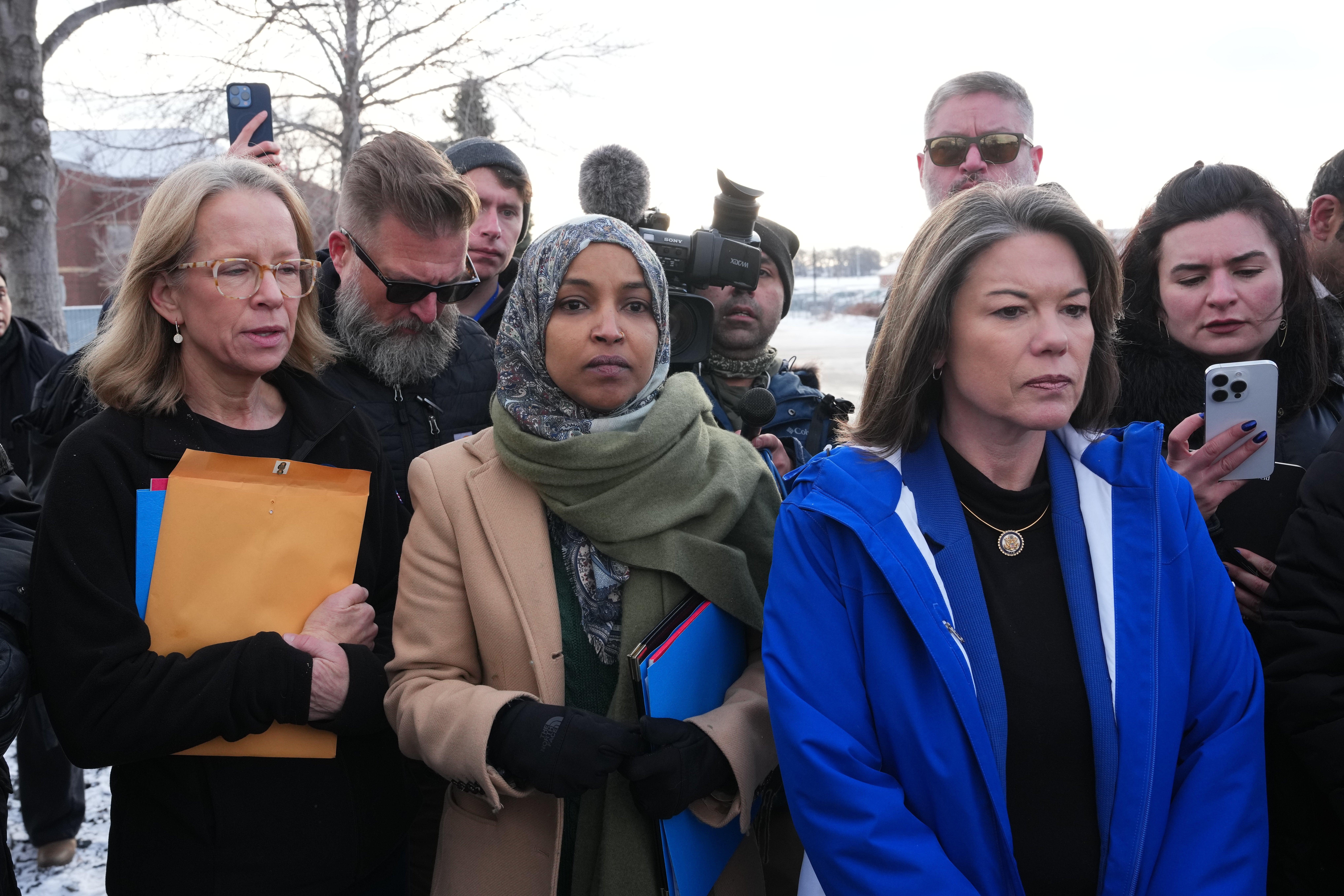Zastupnica Kelly Morrison, D-Minn., Zastupnica Ilhan Omar, D-Minn., i Zastupnica Angie Craig, D-Minn., stižu u Federalnu zgradu biskupa Henryja Whipplea na prosvjed protiv ICE-a u Minneapolisu ranije ovog mjeseca