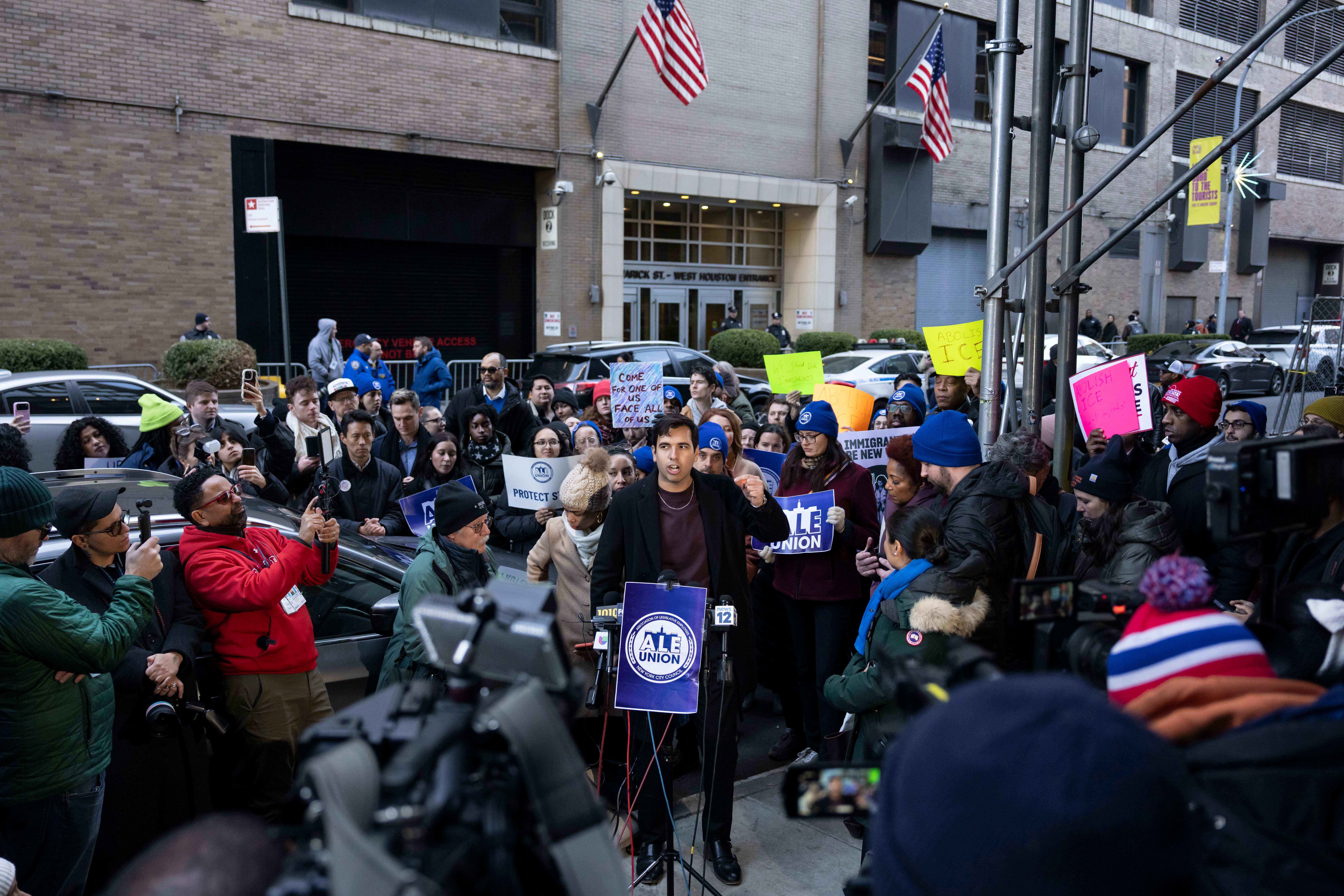 Menin je dodao da je zaposlenik općine potpisao dokument kojim potvrđuje da nije bilo prethodnih uhićenja i da je uspješno prošao standardnu ​​provjeru prošlosti potrebnu za sve podnositelje zahtjeva.