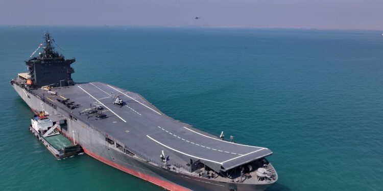 Iran iz luke izvukao svoj ‘nosač aviona’ dok čeka napad: Nije pravi, ali poruka je jasna