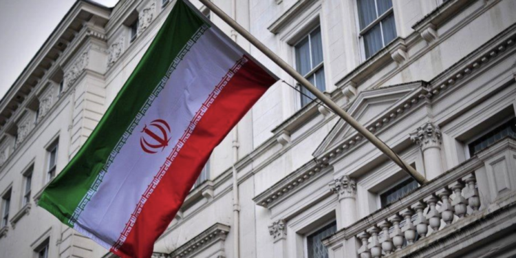 Iran pozvao izaslanika Ujedinjenog Kraljevstva zbog incidenta sa zastavom veleposlanstva – mediji – RT World News