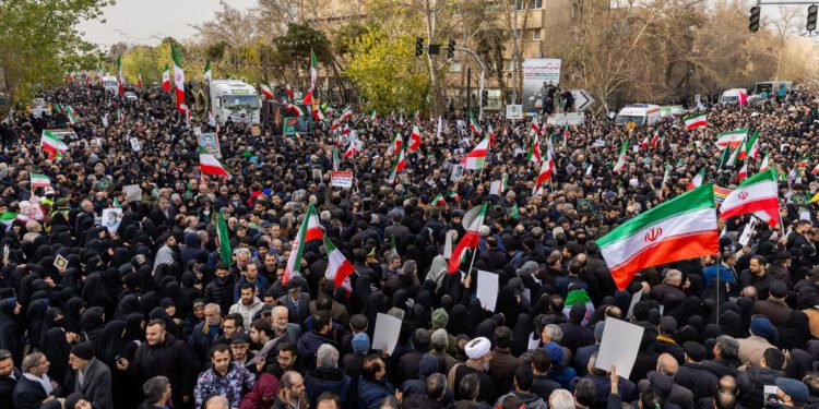 Iran prosvjeduje najnovije: Trumpov izaslanik kaže UN-u da su ‘sve opcije na stolu’ dok američki nosač zrakoplova kreće prema regiji