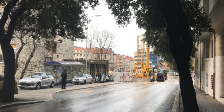 Izmjena prometa u Vukovarskoj: zbog postavljanja dizalice kod Small Mall-a vozi se jednom trakom