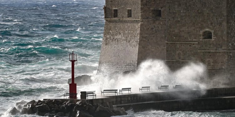 Jako jugo stiglo je u dubrovačke krajeve. Pogledajte kako izgleda kada more “pokaže zube”