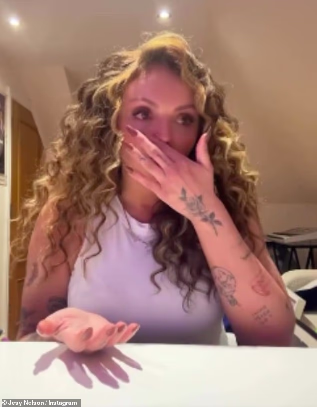 Jesy Nelson briznula je u plač kada je otkrila da je njezinim osmomjesečnim blizancima dijagnosticirana teška mišićna bolest zbog koje neće moći hodati: ‘Ožalošćujem život koji sam mislila da ću imati sa svojom djecom’