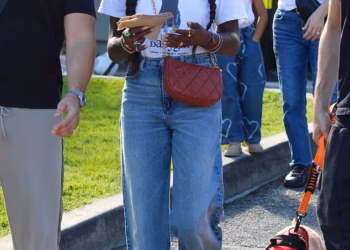Jodie Turner Smith odjevena u bijelu majicu kratkih rukava i elegantnu maramicu dok posjećuje Studio City Farmers Market u Los Angelesu