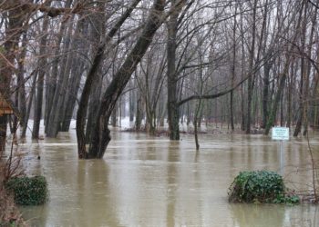 Jug Hercegovine se bori s poplavama, na sjeveru 4 Hrvata zapela u snijegu