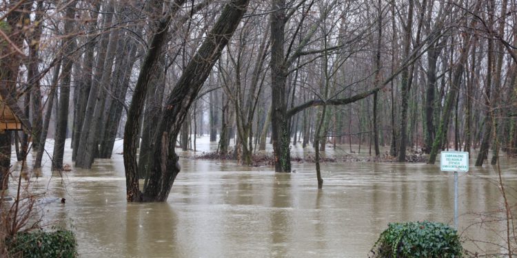 Jug Hercegovine se bori s poplavama, na sjeveru 4 Hrvata zapela u snijegu