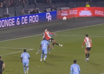 Kakav otac, takav sin: 19-godišnji izdanak legende Premier lige postiže nečuvena prva dva gola u svojoj seniorskoj karijeri koja JAKO podsjećaju na njegova oca. Možete li pogoditi tko mu je otac?