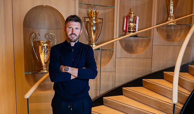 Kako je Michael Carrick pobijedio u utrci da postane glavni trener Man Uniteda: podrška Sir Alexa Fergusona, prelazak iz tabora Ole Gunnara Solskjaera koji je poremetio hijerarhiju – i zašto se nisu potrudili osobno upoznati Ruuda van Nistelrooya