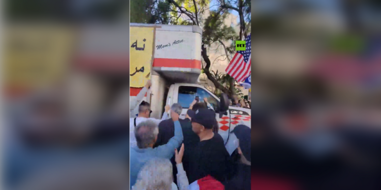 Kamion prolazi kroz iranski prosvjed u Los Angelesu (VIDEO) — RT World News