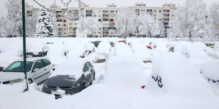 Kaos diljem regije: Snijeg izazvao probleme, tisuće domova bez struje