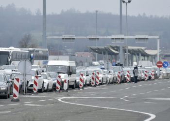 Kaos na granici, na ulazak u Hrvatsku čeka se satima: ‘Totalni raspad sistema, ljudi su bijesni’