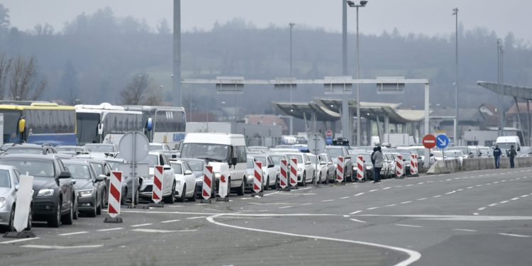 Kaos na granici, na ulazak u Hrvatsku čeka se satima: ‘Totalni raspad sistema, ljudi su bijesni’