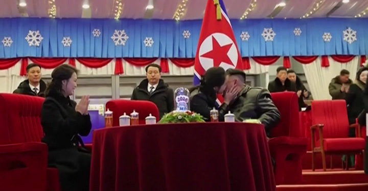 Kći Kim Jong Una poljubila oca tijekom rijetkog pojavljivanja u javnosti | Vijesti