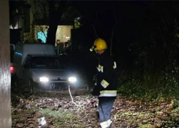 Kiša donijela pune ruke posla mostarskim vatrogascima, ispumpavali vodu i izvlačili vozilo iz blata