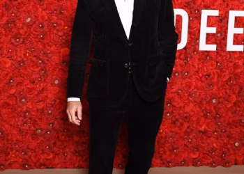 ‘Koliba za surfanje’ Simona Bakera konačno poprima svoj oblik u Bondiju – dok iznervirani mještani napadaju mjesece obnove i ‘nemilosrdnu’ buku