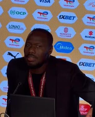 Konačni kaos AFCON-a eskalira: šef Senegala napustio je svoje intervjue nakon što su marokanski novinari izviždali njega i njegovu kćer – dok se pojavljuju snimke nove tučnjave oko golmanovih RUČNIKA!