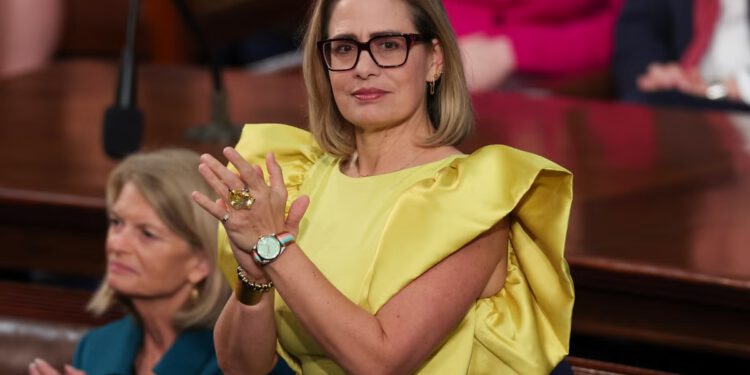 Kyrsten Sinema tužena je zbog navodne afere s tjelohraniteljem