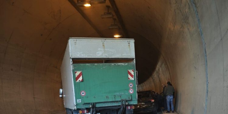 Lančani sudar na brzoj cesti. Dvije osobe zatražile liječničku pomoć