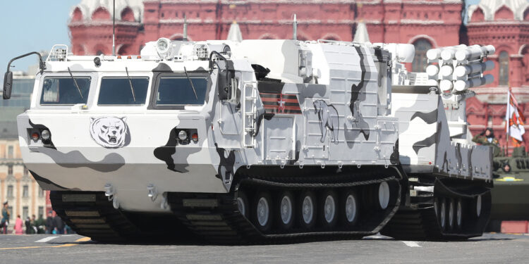 Ledeno prostranstvo: Osam akrtičkih država i njihova arktička vojna imovina