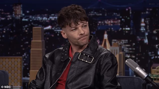 Louis Tomlinson kaže da je ‘zastrašujuće’ otići solo nakon što sam bio u tako velikom bendu kao što je One Direction – dok otkriva iznenađujući način na koji je Taylor Swift pomogla njegovom glazbenom povratku