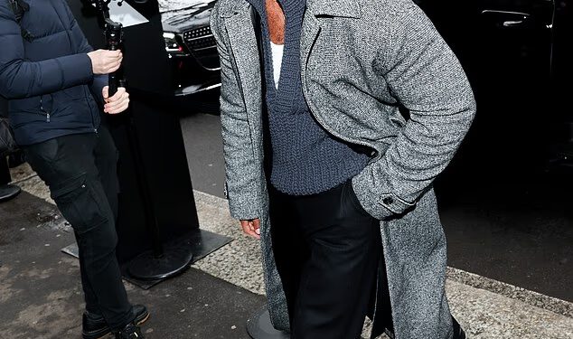 Lucien Laviscount pokazuje svoje sjajne nove brkove, dok Lennon Gallagher šiša trendi figuru dok izlaze tijekom Milanskog tjedna mode