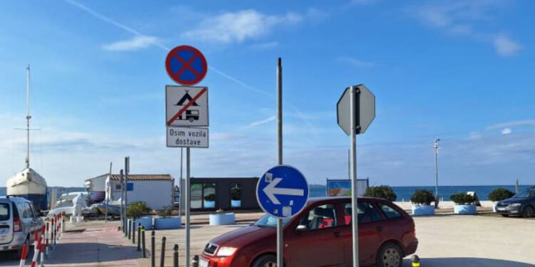 MMPI zabranio naplaćivanje parkiranja na pomorskom dobru, Grad Fažana priprema tužbu: “Ovo nije pomorsko dobro”!