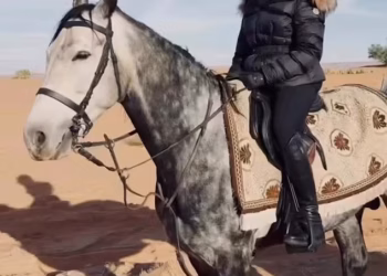 Madonna, 67, pridružuje se dečku Akeemu Morrisu, 29, i sinu Roccu Ritchieju, 25, u utrci konja u pustinji dok dijeli strastvenu političku dužnost usred svog obiteljskog bijega u Maroku