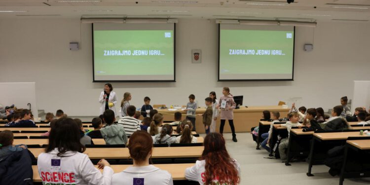 Mali znanstvenici istraživali more: uz velik interes održano Dječje sveučilište u Splitu