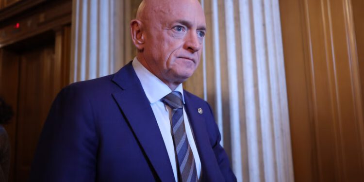 Mark Kelly tuži Petea Hegsetha zbog ‘pravno neutemeljenih’ prijetnji nakon senatorovog upozorenja vojnicima