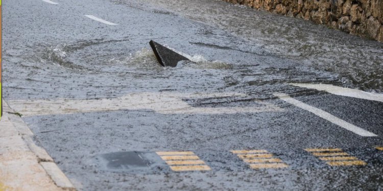 Meteoalarm za ponedjeljak oglasio narančasto upozorenje; bit će bujičnih poplava i olujnog vjetra, na cestama se zbog dugotrajne kiše očekuju i odroni
