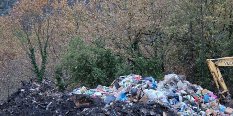 Mještanin proziva: Smeće odloženo na divljem odlagalištu bageri zatrpavaju zemljom; Načelnik Antunica: Nema govora o onečišćenju, problem je brzo riješen