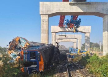 Najmanje 22 poginulih nakon što se dizalica srušila na vlak: ‘Prerezan je na pola’