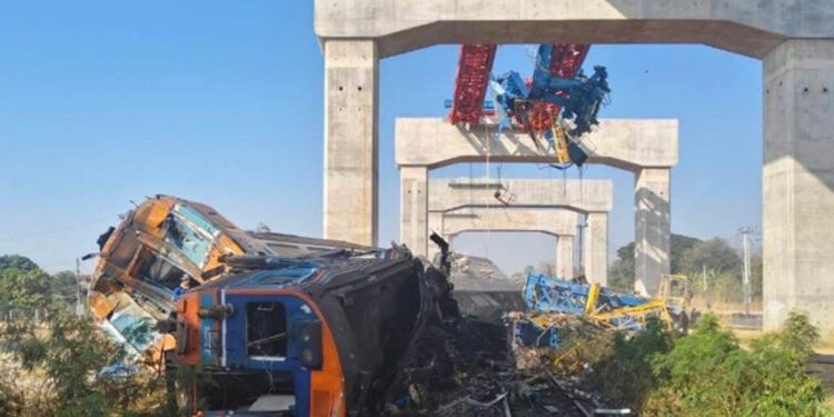 Najmanje 22 poginulih nakon što se dizalica srušila na vlak: ‘Prerezan je na pola’