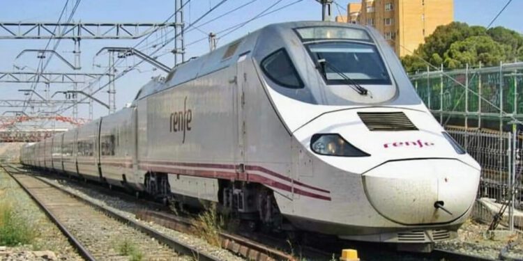 Najmanje dvoje mrtvih i nepoznat broj ljudi zarobljen nakon što su brzi vlakovi iskočili iz tračnica u Španjolskoj