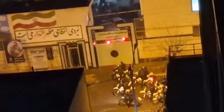 Naoružani prosvjednici sukobljavaju se sa snagama sigurnosti u Iranu dok se smrtonosni nemiri nastavljaju diljem zemlje